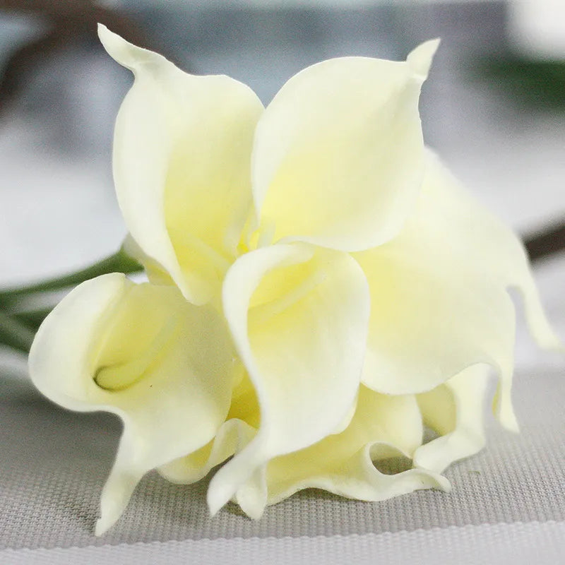 Flores Artificiais Calla Lily em PU Branco: Elegância e Sofisticação para Decoração e Eventos