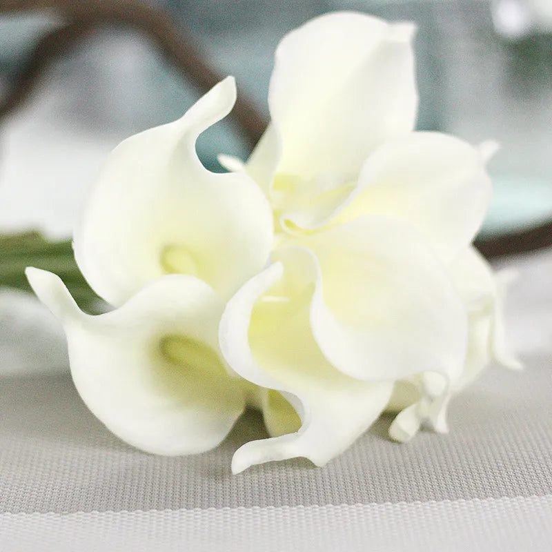 Flores Artificiais Calla Lily em PU Branco: Elegância e Sofisticação para Decoração e Eventos