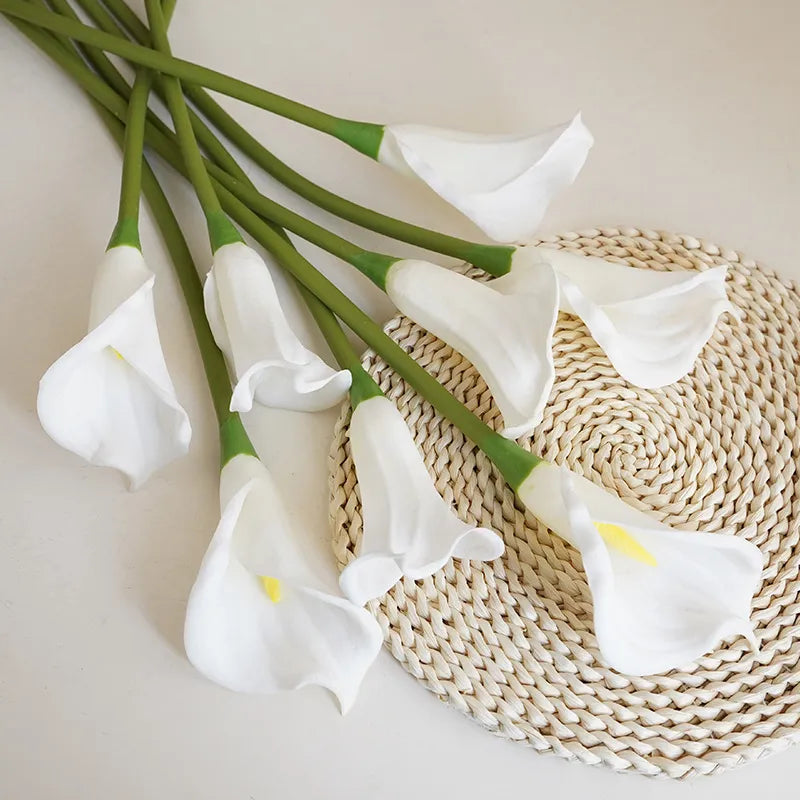 Flores Artificiais Calla Lily em PU Branco: Elegância e Sofisticação para Decoração e Eventos